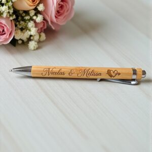 Stylo en bois gravé – Cadeau de mariage personnalisé